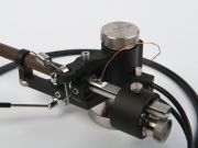Reed 2A series tonearm, Black edition, antiskating and counterweight closeup (antiskating ruby bearing visible)